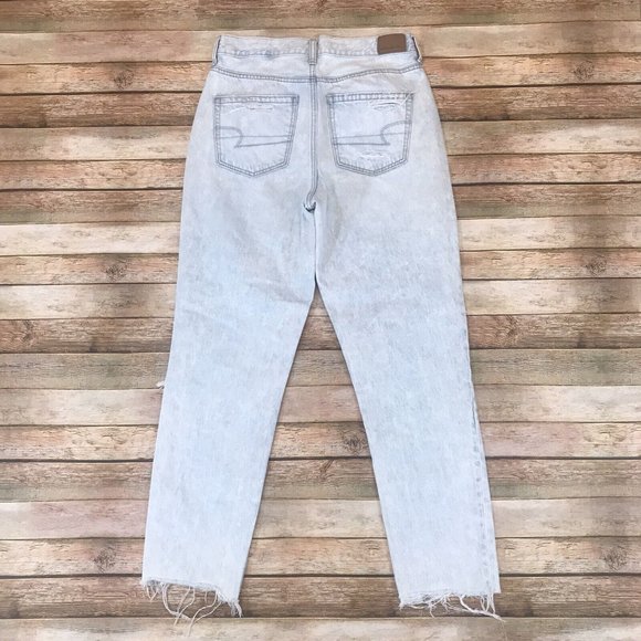 American Eagle Womens Size 6 Light Wash Distressed Ripped Raw Hem Mom Jean - Picture 2 of 7
